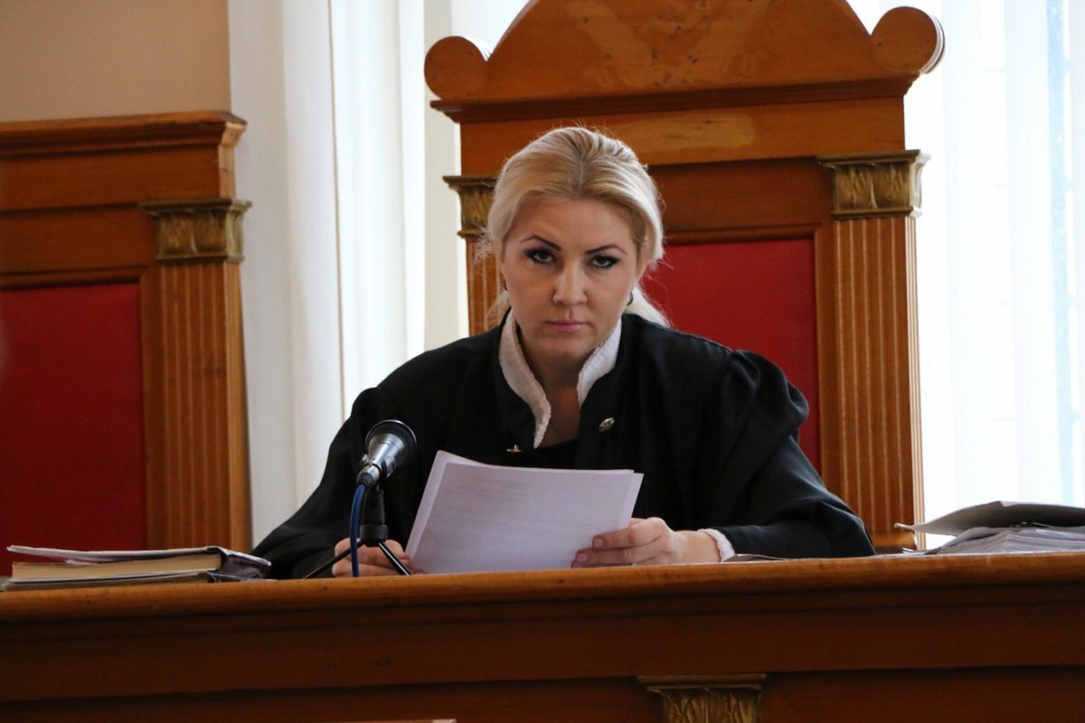 Дам суду. Юлия Юрьевна Саратов судья. Юрьева Юлия Сергеевна судья. Судья. Строгий судья