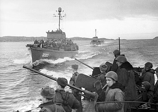 Корабли Северного флота с десантом на пути к г. Петсамо, октябрь 1944 г.