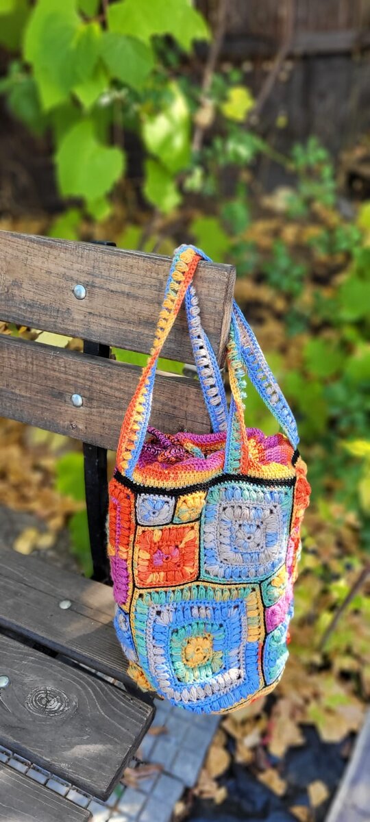 Наконец-тоя смогла сфотографировать свою проектную сумочку! Очень рада этому факту и самой сумке тоже.  Меня зовут Аннушка и я преподаю вязание крючком:  вязание крючком для начинающих.