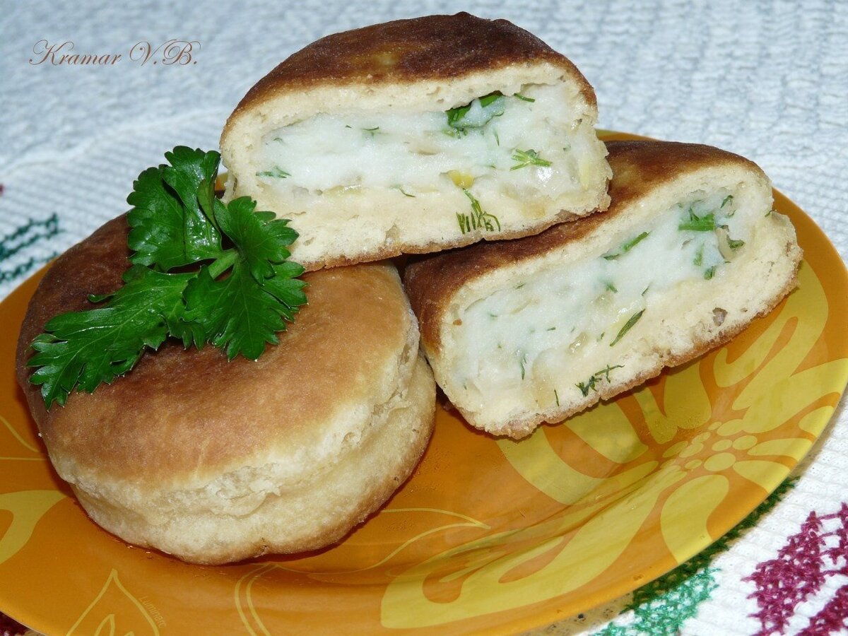 Пирожки с рисом и яйцом и зеленым луком жареные на сковороде рецепт с фото
