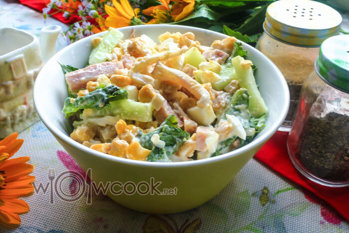 Салат с куриной грудкой, яйцом и кукурузой