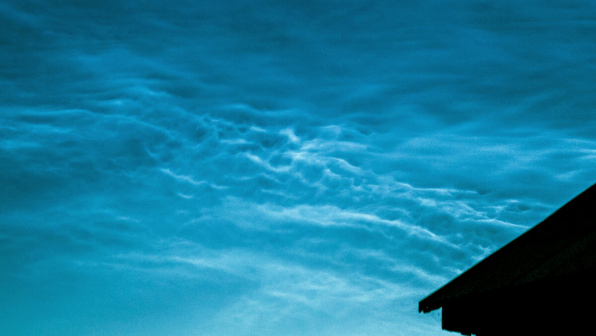 Светящиеся облака в ночном небе Сибири