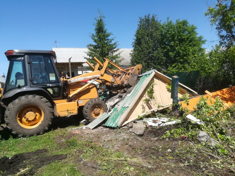 Трактор не бросил криворукого в беде и помог ему сломать кривую беседку