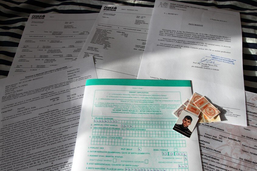 Анкета для визы в Чехию подается за 15 дней до предполагаемой даты поездки, без учета праздников (в том числе чешских). Если вы подадите анкету в разгар празднований, то можете не успеть получить ответ в положенный срок.