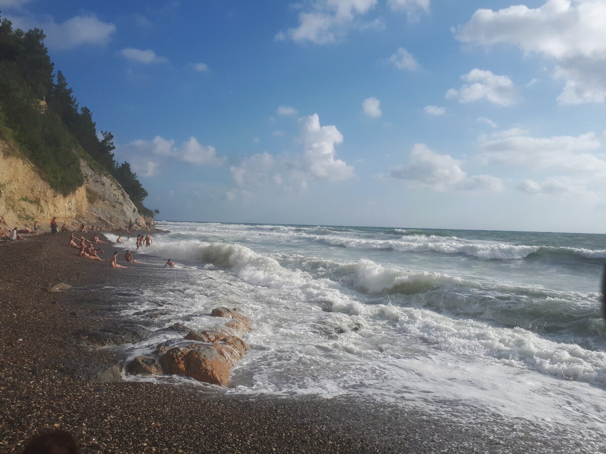 Дивноморское шторм. Черное море Джанхот корабль. Море Дивноморское в шторм. Шторм на черном море.