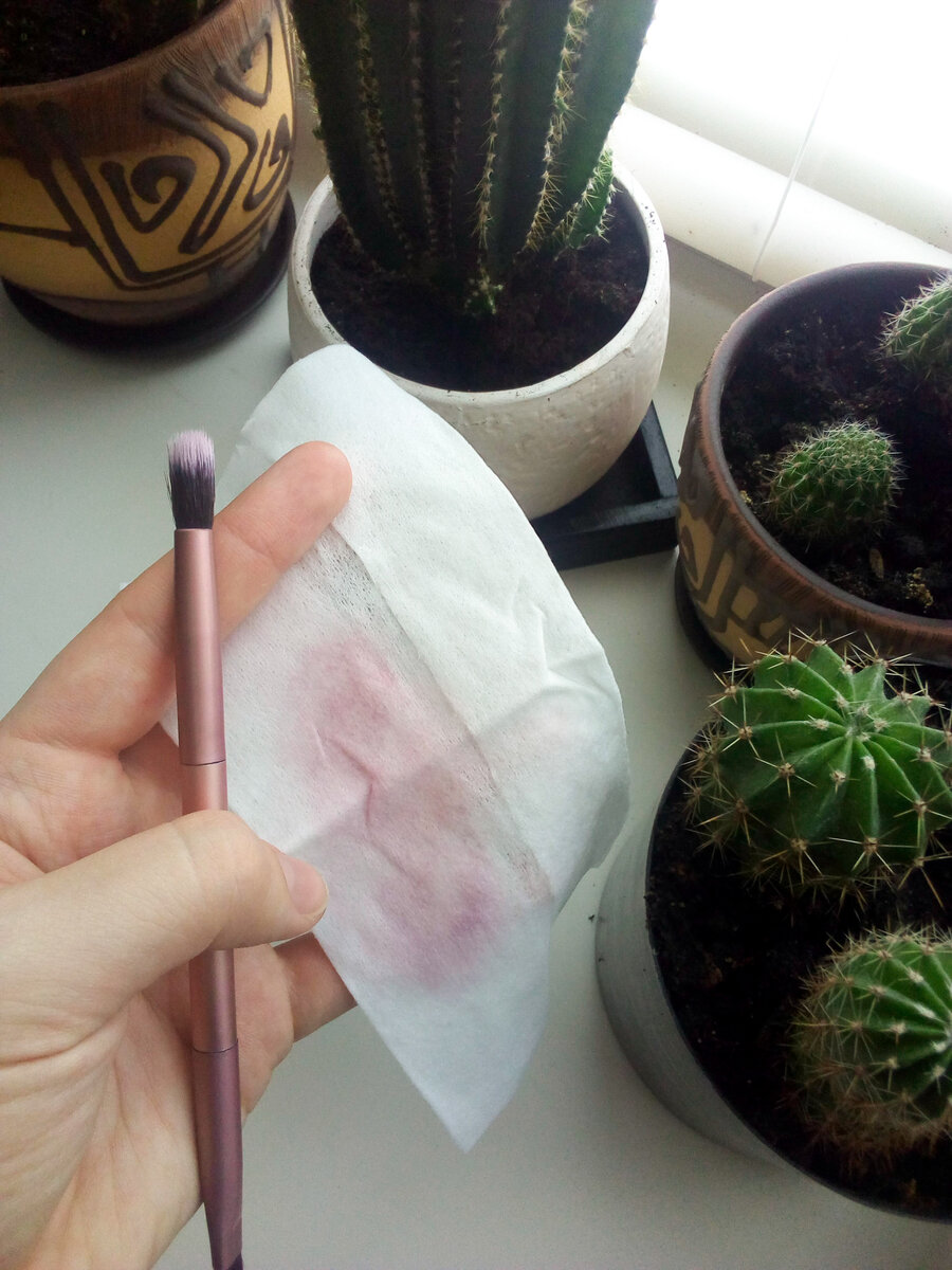 Вот так просто очистить кисть влажной салфеткой для снятия макияжа