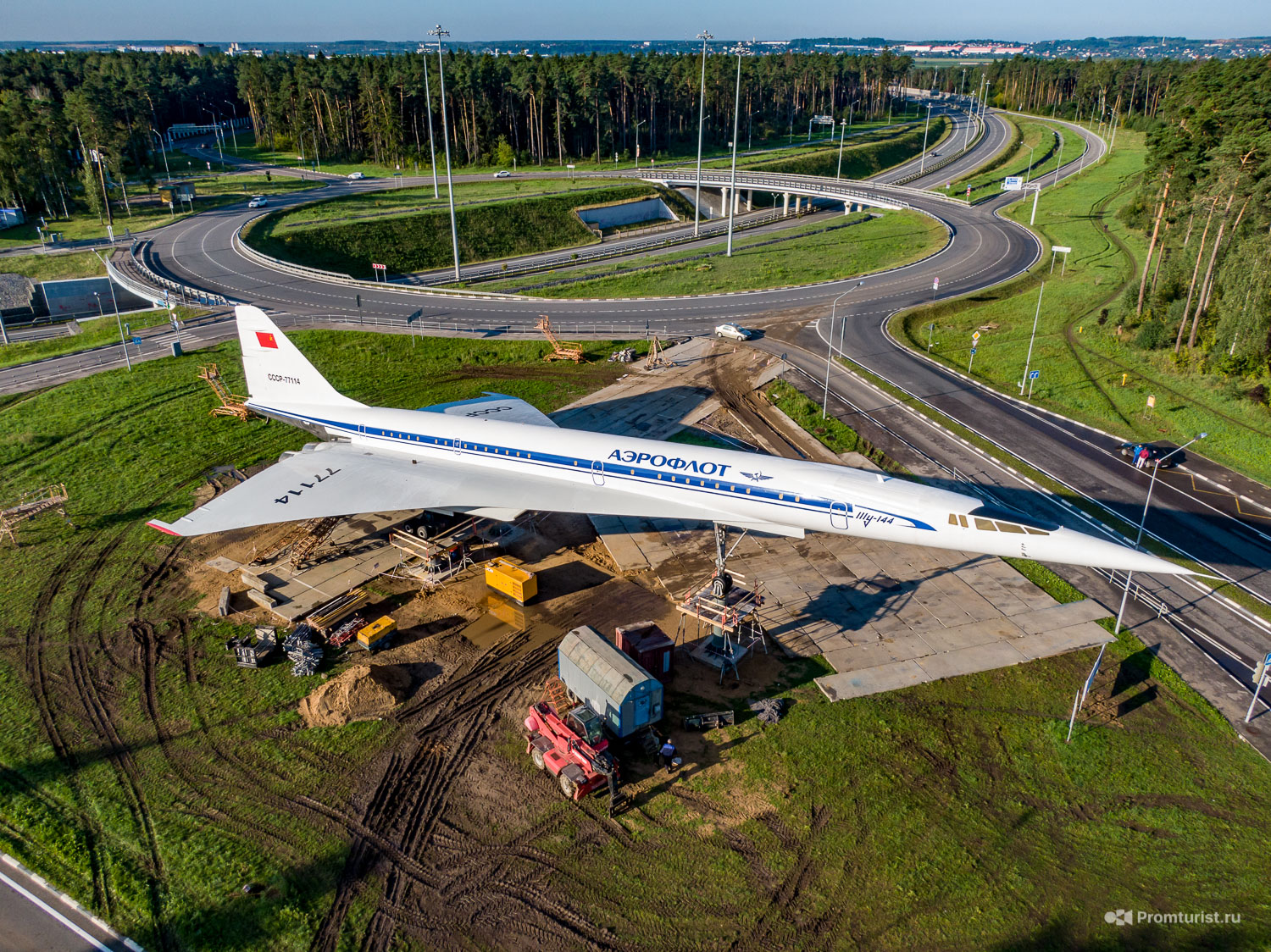 Работа в жуковском. Ту-144 в Жуковском. Памятник ту 144. Самолет в городе Жуковском в кольце. Жуковский самолёт ту 144 на вьезде.