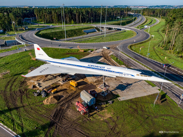Ту-144 в Жуковском. Крылья на месте. Шасси на стойках ???