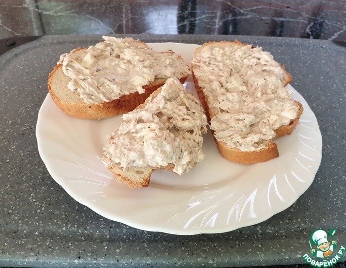Очень легкий в приготовлении паштет, но весьма вкусный. Даже моя жена, которая на дух не переносит сардины в масле, полюбила данный паштет. Очень рекомендую попробовать!