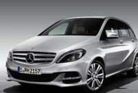 Модели  класса B отличаются хорошей вместительностью. Кроме того, они  достаточно экономичны. Конструкция машины создана под высокую степень  безопасности, сочетая в себе красивый дизайн. Эти качества хорошо  подходят для семейных людей, так как и цена у автомобиля достаточно  невысокая. Размеры машины позволяют поместить в себя небольшую семью со  своими вещами и успешно отправиться на отдых. От А класса отличен только  габаритами. Кузов B класса тоже хэтчбэк, но уже заметно больших  размеров. Как и в А классе, применяются только 4-х цилиндровые моторы.  Дизайн, как и всегда, соблюдает строгость и сдержанность, присущую  компании.