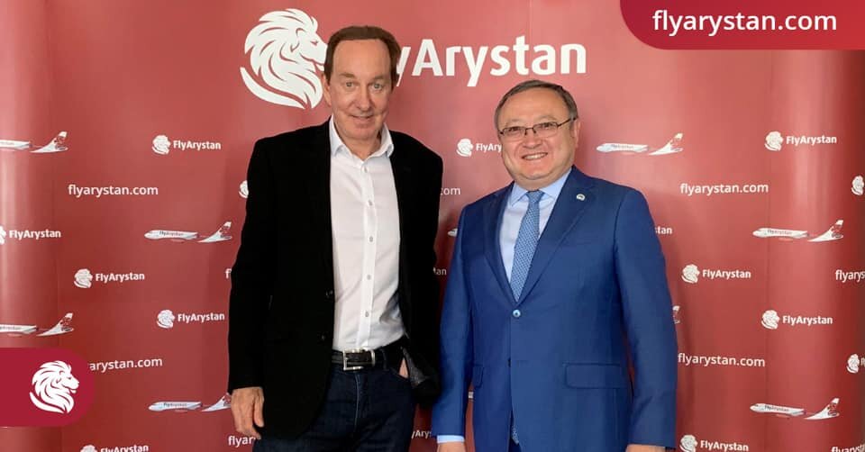 Президент авиакомпании «Эйр Астана» Питер Фостер и аким Актюбинской области Ондасын Уразалин. Фото пресс-службы FlyArystan 