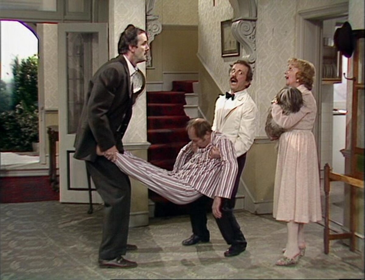 Обычный день в английском отеле: труп, дама с собачкой и не говорящий по-английски официант.