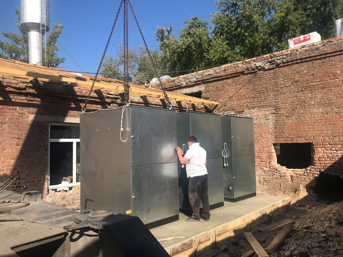 Разгрузка 3 котлов КСУВ-500 на территории Красносулинской больницы (Ростовская обл).