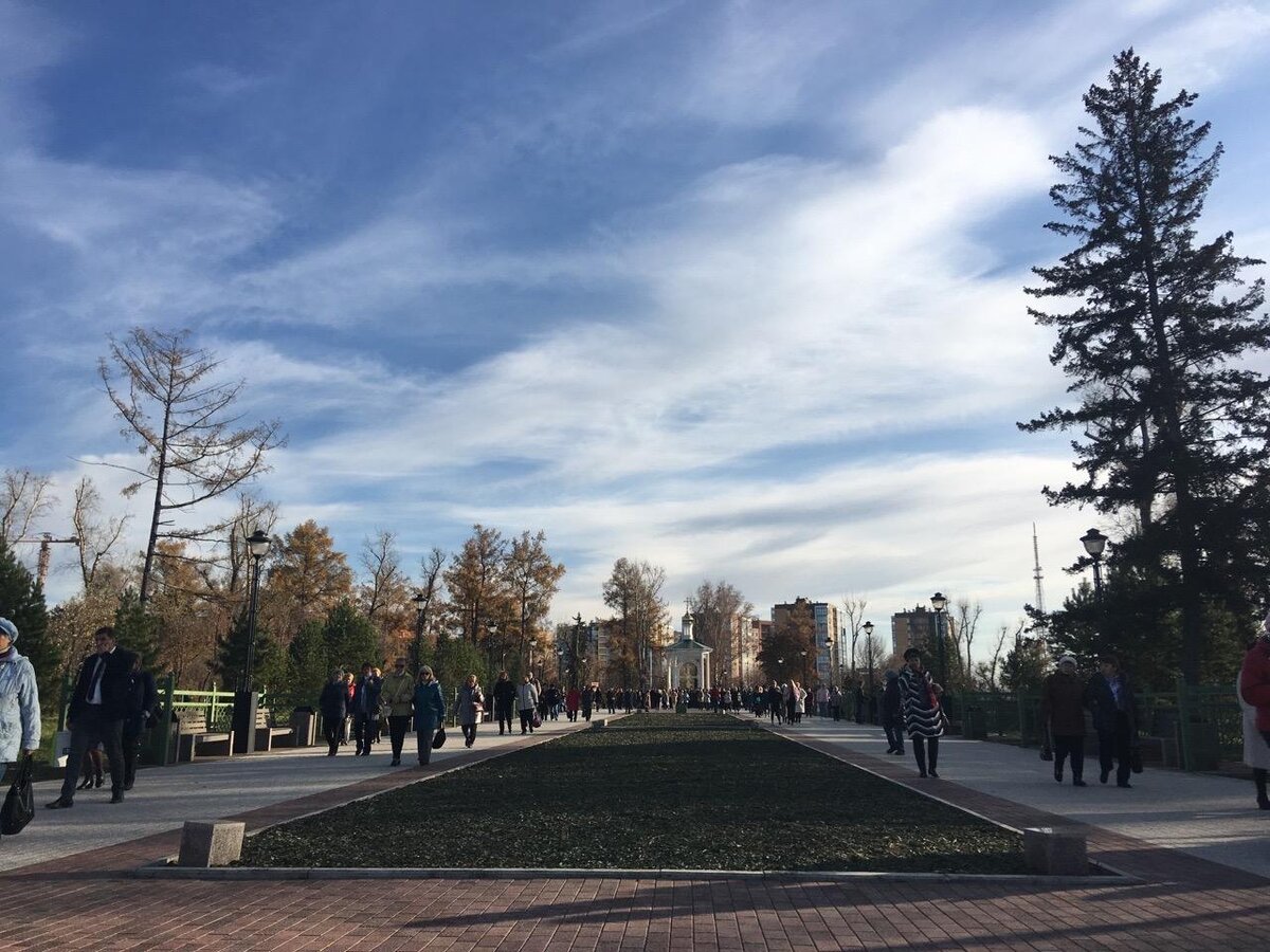 Центральный "проспект" парка. Вряд ли такое количество единовременных посетителей этот парк будет видеть в обычные дни.