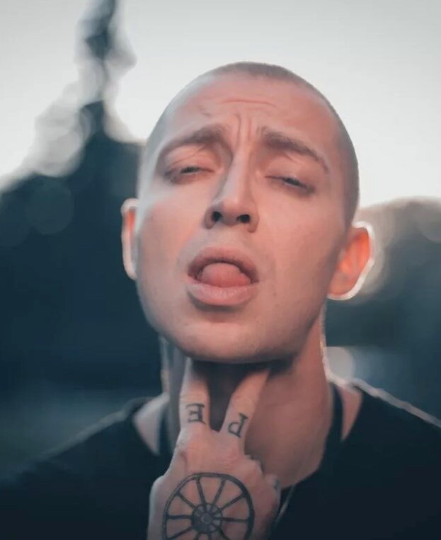 Чему хорошему может научить такой артист молодое поколение?