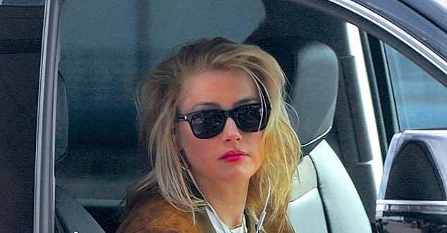 Защита: Группа экспертов слышала, что эти записи имеют отношение к делу, поскольку они говорят, что причиной физического насилия является злоупотребление психоактивными веществами, и поэтому они имеют отношение к делу (на фото 13 октября).