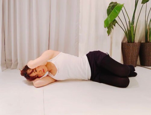 «Упражнение сна»: 3 спокойных минуты для похудения спины, живота и устранения отечности лица