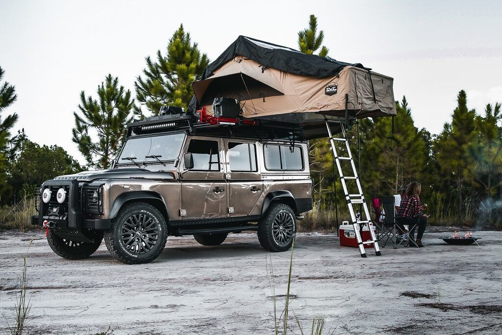 Land Rover Defender с разложенной палаткой (фото ECD Automotive Design)