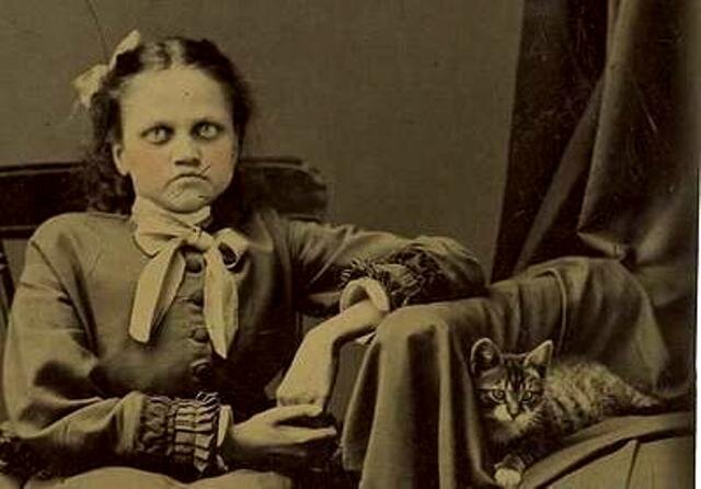 Можно ли хранить фото живых и умерших людей вместе? Можно ли размещать портреты умерших родственников на стенах? Что делать с фотографиями с похорон? Можно ли сжигать фото? На все эти вопросы Вы найдете ответы в данной статье