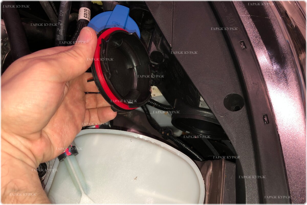 Место для замены лампы правой фары достаточно много.