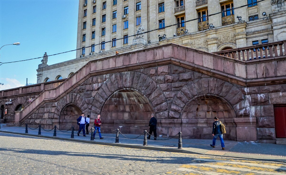 Баррикадная. Гастроном в высотке на Кудринской площади. Гастроном 15 на площади Восстания. Гастроном в высотке на Баррикадной. Кинотеатр в высотке на Баррикадной