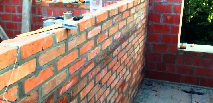 Кирпичная стена - наиболее эффективна в плане звукоизоляции