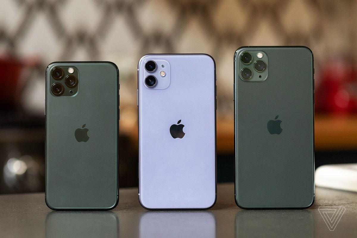 Iphone 11 в центре. Слева от него Iphone 11 Pro, а справа Iphone 11 Pro Max