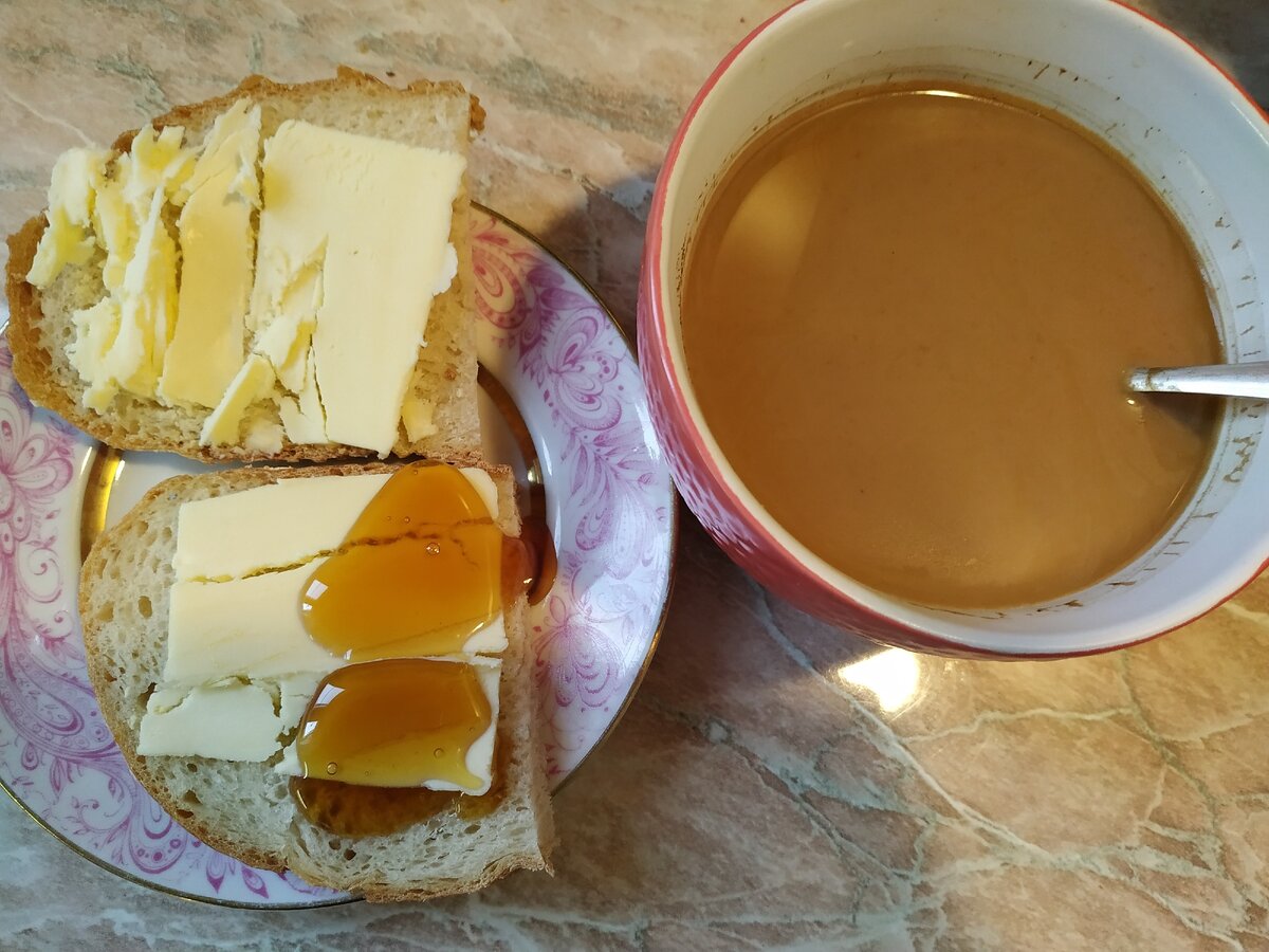 Кофе и булка с маслом и медом