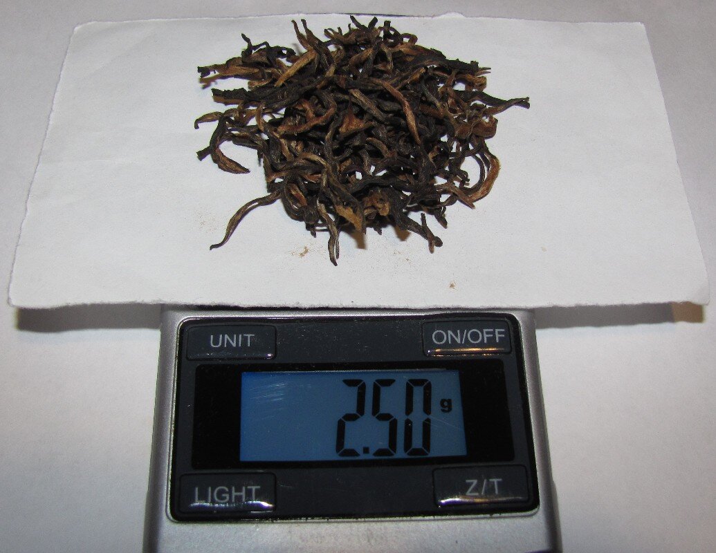 "Жидкий янтарь", - красный непальский чай, из ассортимента "NitkaTea" (Москва).  Чай-красавчик: высокое содержание типсов в сухой заварке.