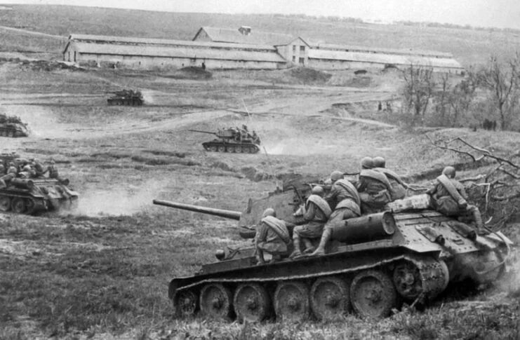 Советская пехота на танках Т-34-85 идёт в бой во время операции "Багратион" 1944 г. Взято из свободных источников.