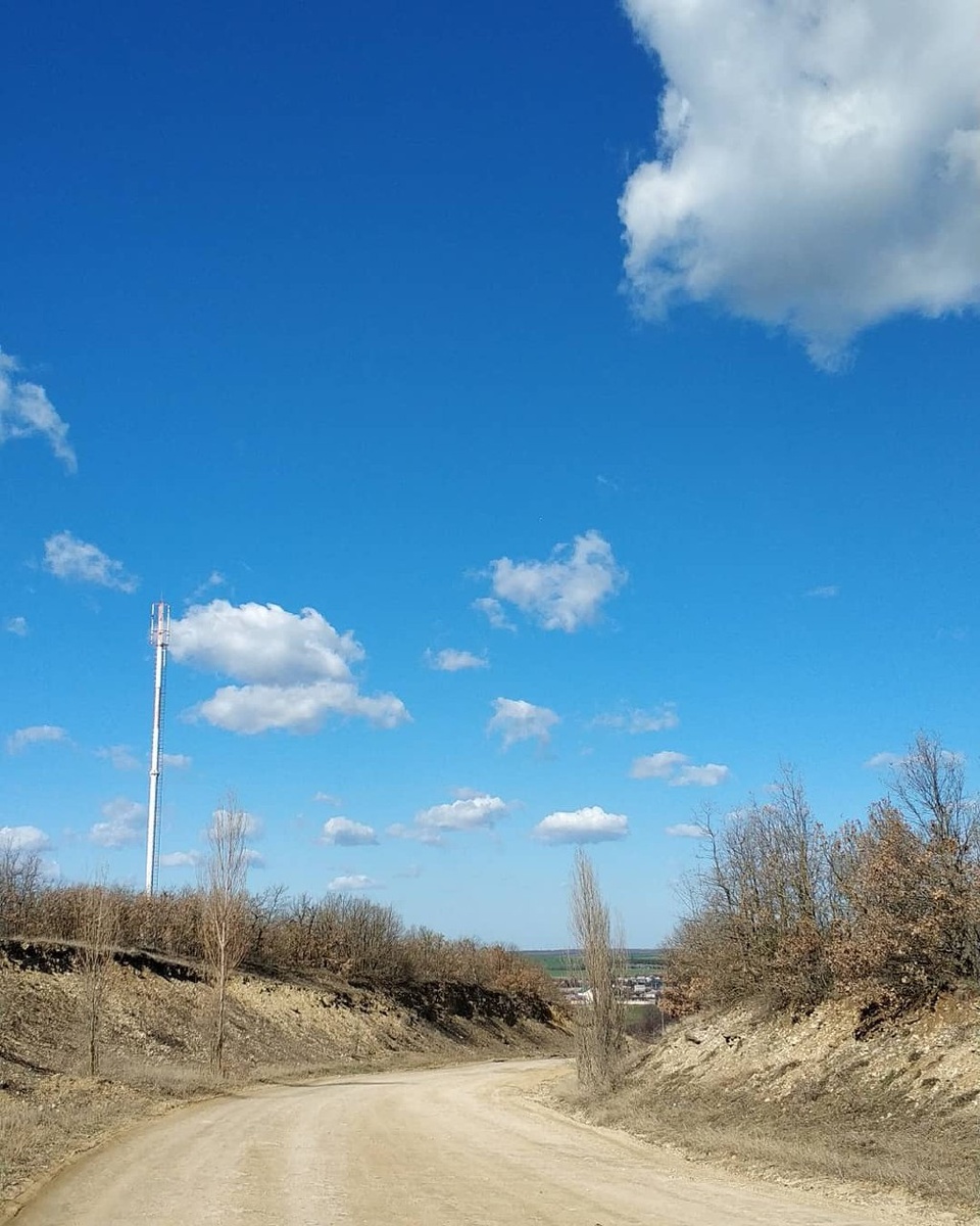 Даже возле Симферополя можно встретить такую колоритную дорогу