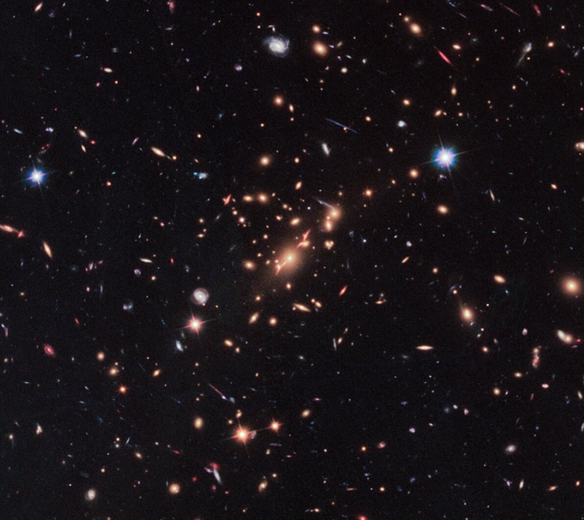 Галактическое скопление MACS J2129-0741 выступило гравитационной линзой, позволившей ученым заглянуть «за горизонт» (фото hubblesite.org)