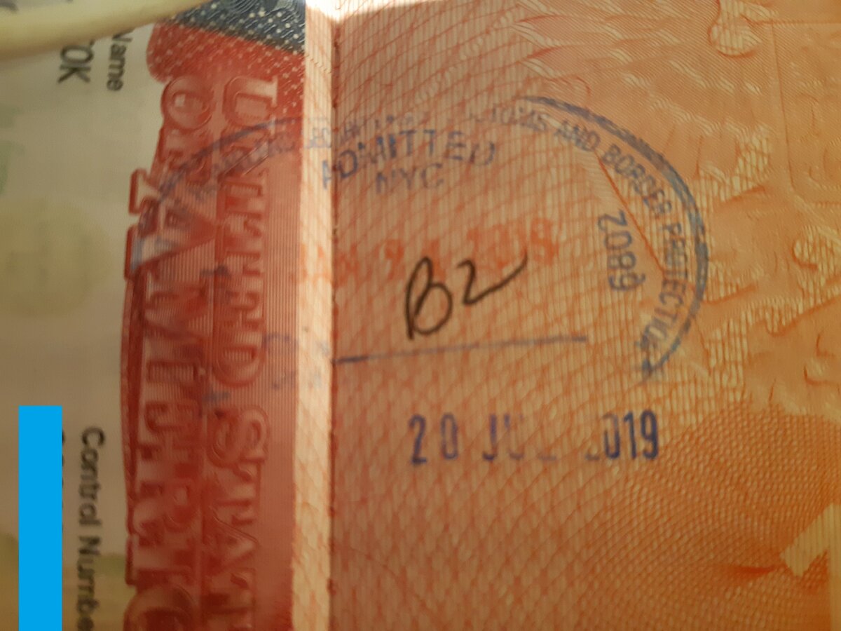 Паспортный контроль в США есть только на въезде; на выезде ничего нет. При въезде вам ставят штамп с указанием разрешённого срока пребывания (мне все три раза ставили на полгода - например, въезд в январе, остаться можно до июля. В следующий въезд в апреле снова продлили на полгода с момента въезда, и т.д.).