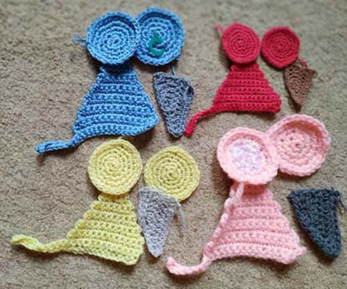 
 
 Размер зверька зависит от толщины взятой нитки и диаметра крючка. Из  различной пряжи крючками от 2.0 до 3.0 получились мышки высотой от 8 до  14 см. 
 