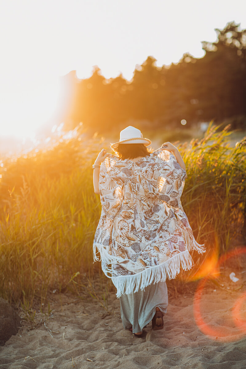 В данной накидке как раз использован средний размер принта и все орнаменты имеют вытянутую вертикальную форму или четкое направление рисунка "вниз". 