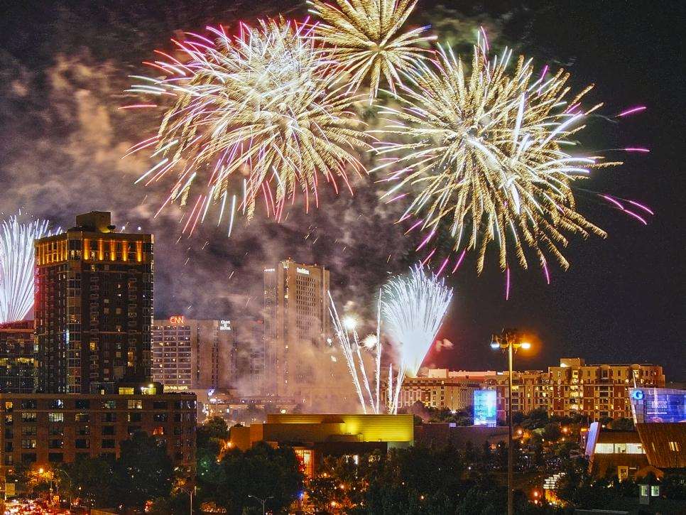 https://travel.home.sndimg.com/content/dam/images/travel/fullset/2015/06/30/july-fourth-fireworks-slideshow/july-fourth-fireworks-atlanta-georgia.jpg.rend.hgtvcom.966.725.suffix/1491581427667.jpeg