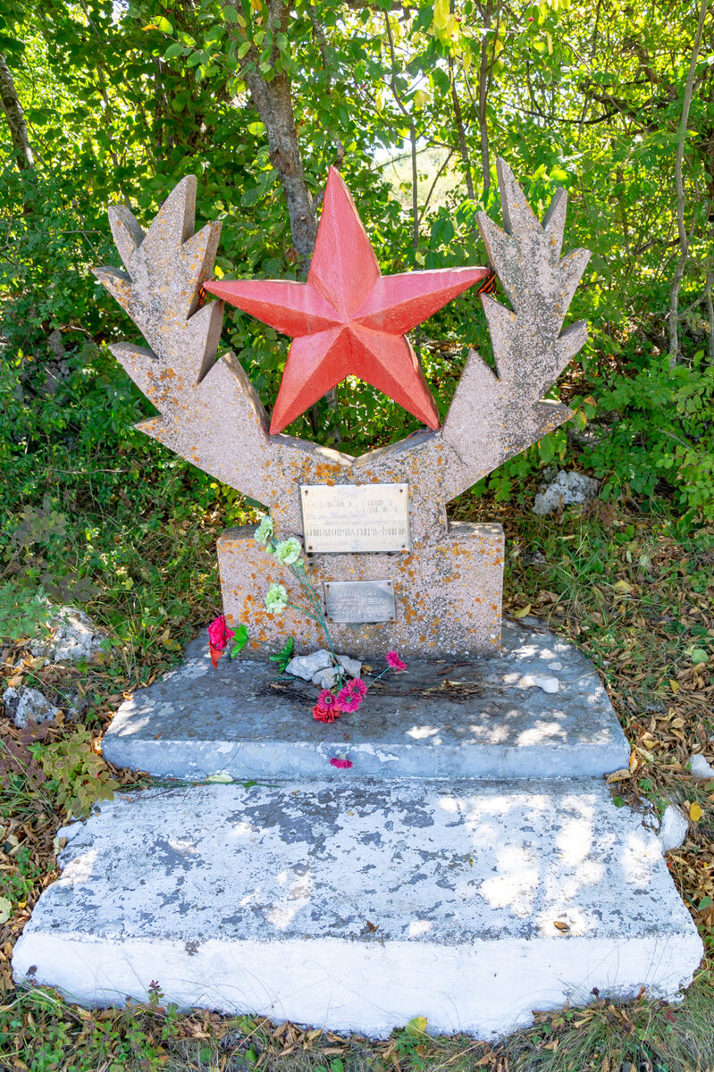  124. Памятник "Звезда" на юго-западном склоне горы Калан-баир (10 минут пешком на юг от Кургана славы).

