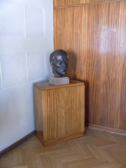 В подобных местах не могло не быть такого бюста.