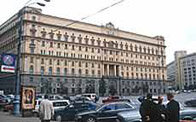 Главный офис КГБ, Лубянка, Москва ©Переворот провалился по многим причинам, в том числе из-за разногласий внутри вооруженных сил и КГБ. В течение нескольких дней главные путчисты находиться под арестом. Горбачев, избранный президентом Советского Союза в марте 1990 года не гражданами в целом, а косвенно Съездом народных депутатов, был чрезвычайно ослаблен восстанием против него людей, которых он назначил на высокие посты. Ельцин не терял времени даром, пользуясь своим новым сильным положением. Сознавая, что без союза в Кремле не будет Горбачева, он продолжал сворачивать СССР вместе с лидерами двух других славянских республик-Белоруссии и Украины. 25 декабря 1991 года красный флаг был спущен с Кремля, и к концу месяца Советский Союз вошел в историю. Пятнадцать новых государств стояли там, где недавно господствовала одна могущественная сверхдержава.