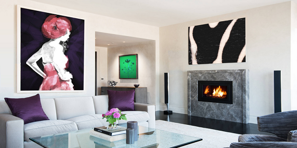 Коллекцию из крупных картин лучше расположить на разных стенах каминной зоны. Компанию живому пламени составит самое спокойное полотно уже портала.