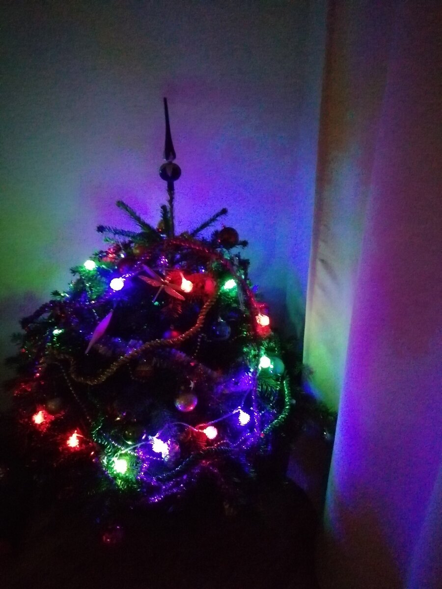 Так ёлочка выглядит вечером
