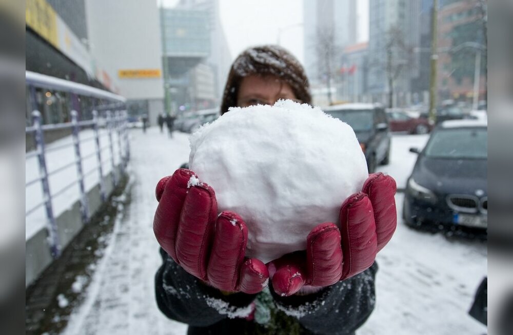 Кинула снег. Кинуть снежок. Снежки картинки. Воздух зимой. Выброс снега.
