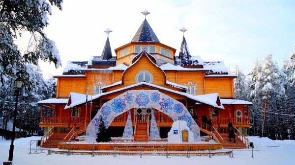 Красивый русский терем, где живёт Дед Мороз.