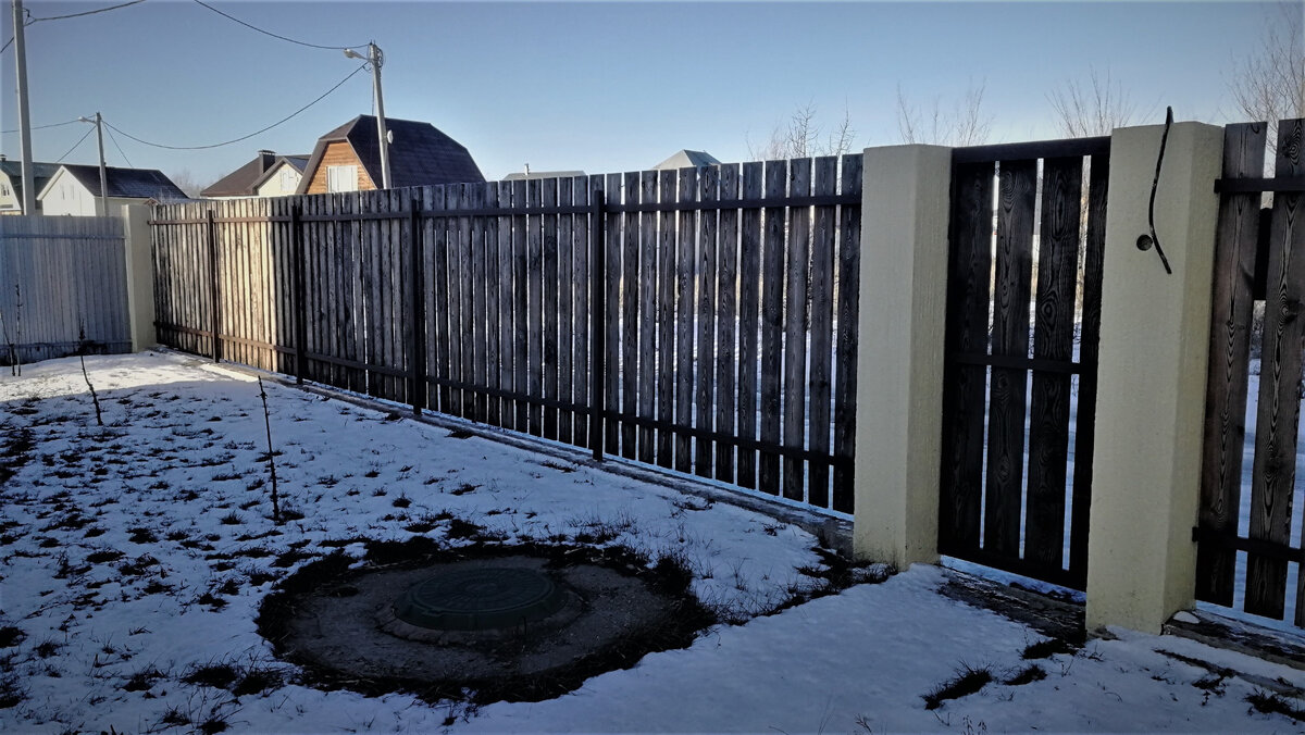 Забор из обожженной древесины. Вид изнутри.