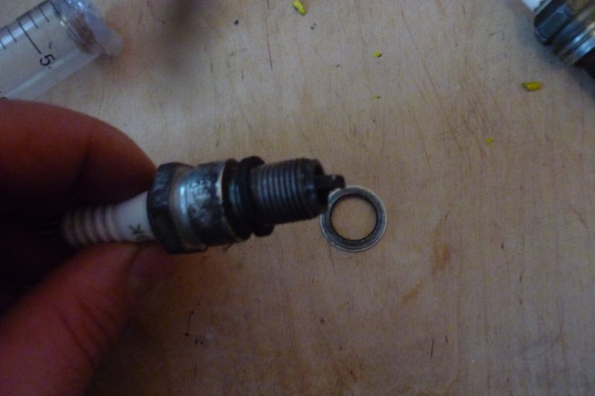 Как проверить катушку зажигания мультиметром. Кип свечи. Свеча зажигания denso ik24. Свеча для проверки качества смеси. Пробило свечу пробило катушку.