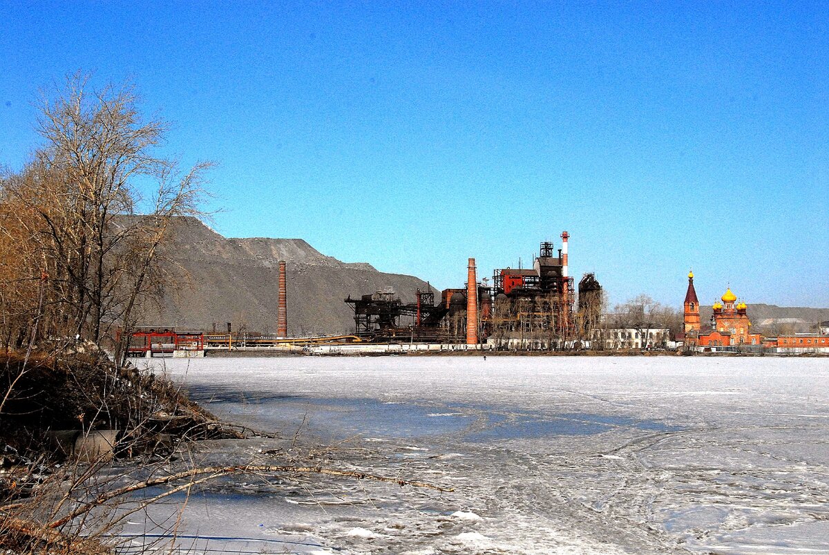 Чудесный литейный пейзаж на фоне отвалов