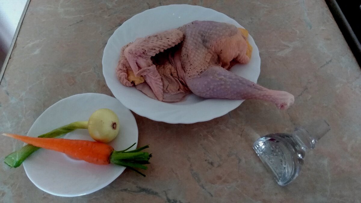У меня домашняя курица-несушка. Существует поверье, что при варке куриного бульона надо добавлять в кастрюлю... хрустальную пробку от графина чтобы он удался. Посмотрим.