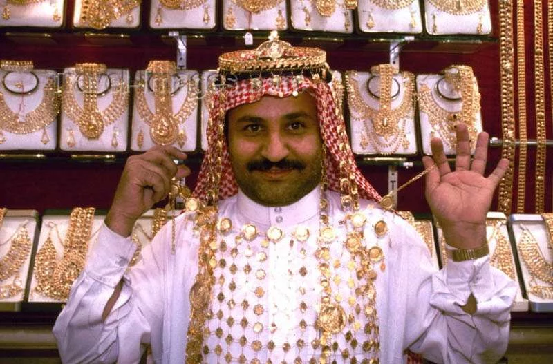 Сауди Шейх Дубай. Богатый Шейх. Рич Шейх Дубая. Шейх в золоте. Арабские самые богатые