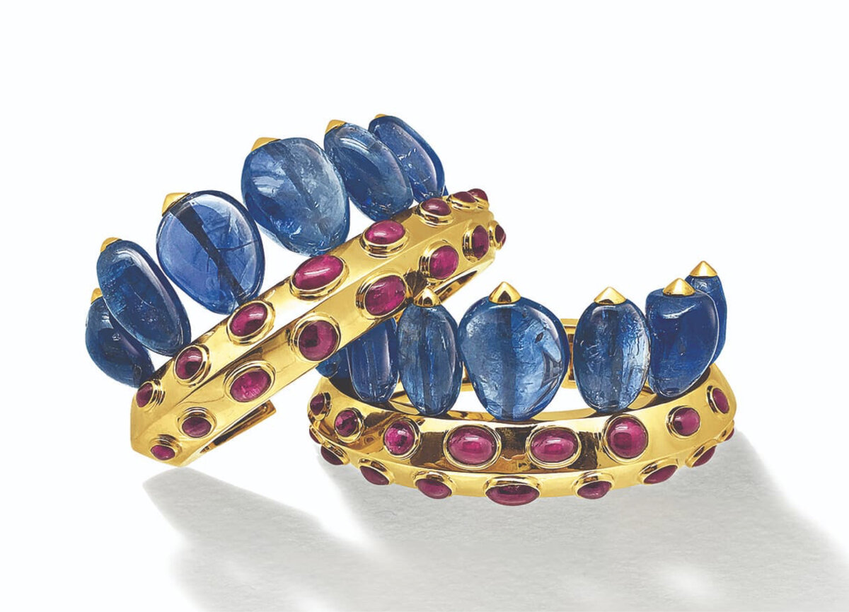 Браслеты-каффы от Verdura c сапфирами и рубинами кабошонами в желтом золоте.