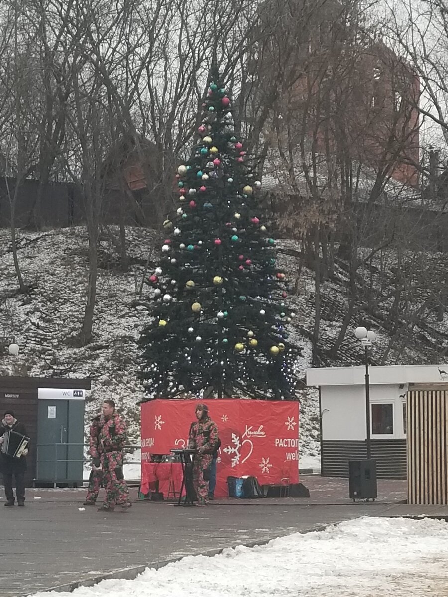 Видите людей???Они как раз концерт довали...